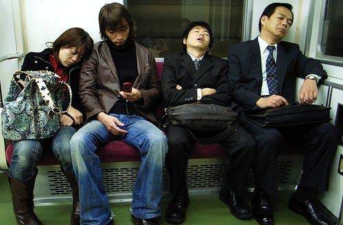 funny-photos-sleeping-in-train-mrt-7