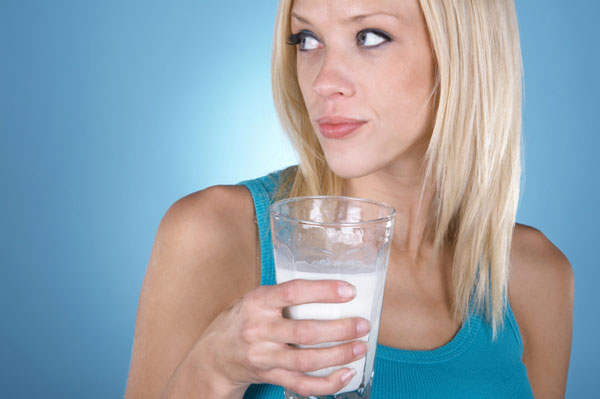 woman-drinking-milk