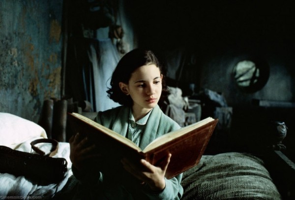 Ofelia_reading_a_storybook