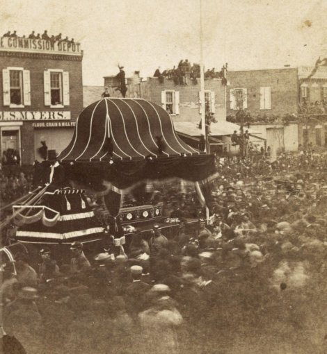 598388_crowd-surrounding-the-funeral-procession-for-president-abraham-lincoln-in-philadelphia-in-april-1865-ap_ff