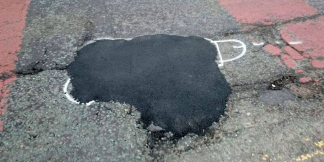 Црта пениси околу дупките по улиците за да ги натера властите да ги поправат