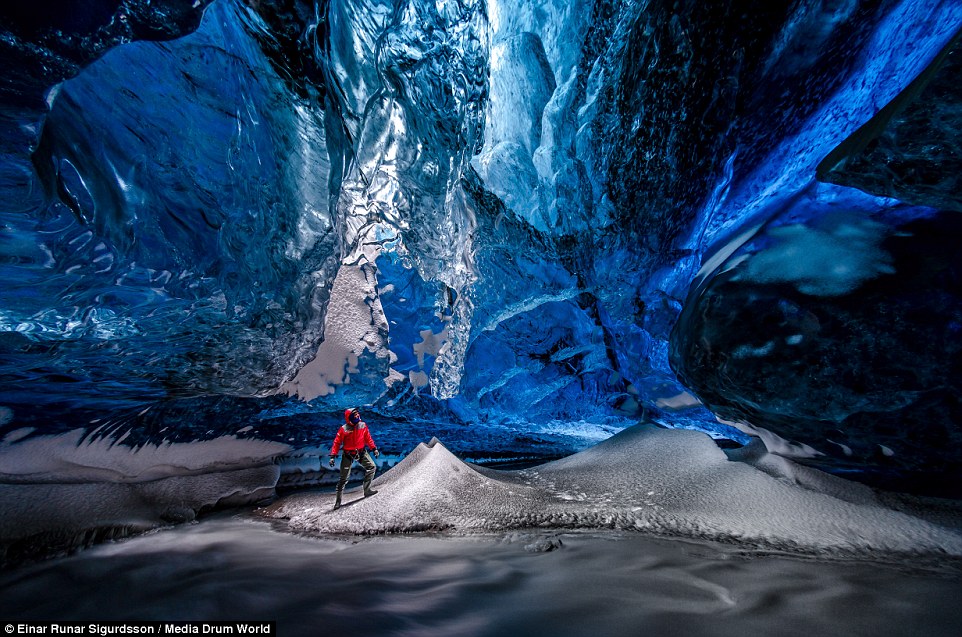 25B25C1600000578-2954425-The_incredible_ice_caves_inside_Iceland_s_Vatnajokull_glacier_as-a-1_1424277715134