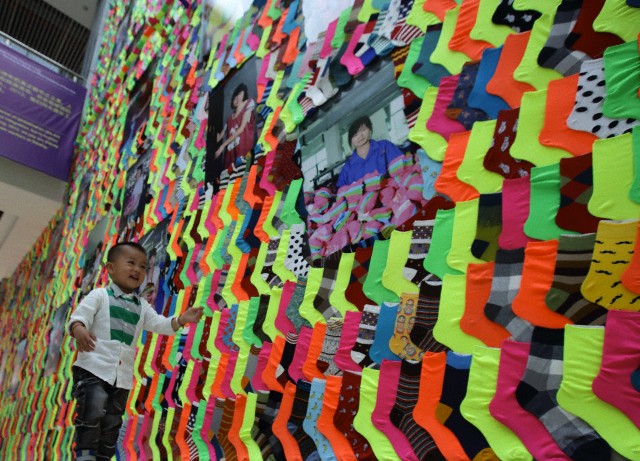 10,000 pairs of dazzling socks attract visitors to salute to female workers