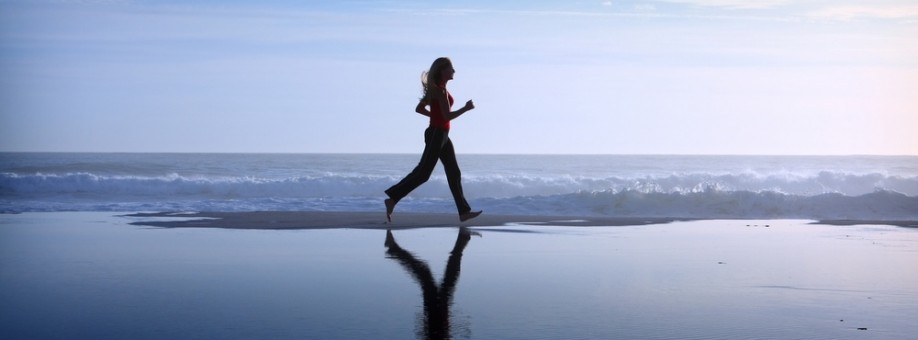 WOMAN-RUNNING-BEACH-918x340