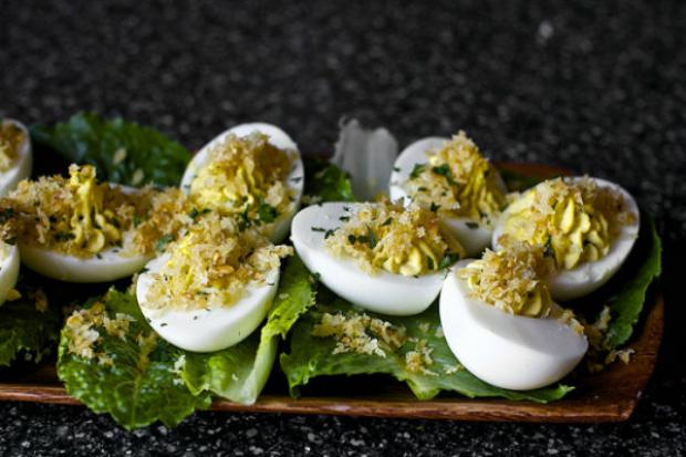 Јајца полнети со состојките на цезар салата