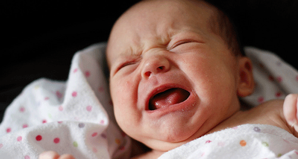Зошто бебињата плачат ноќе?
