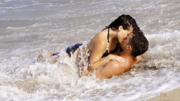 beach-couple-kiss-1920x1080-1024x576[1]