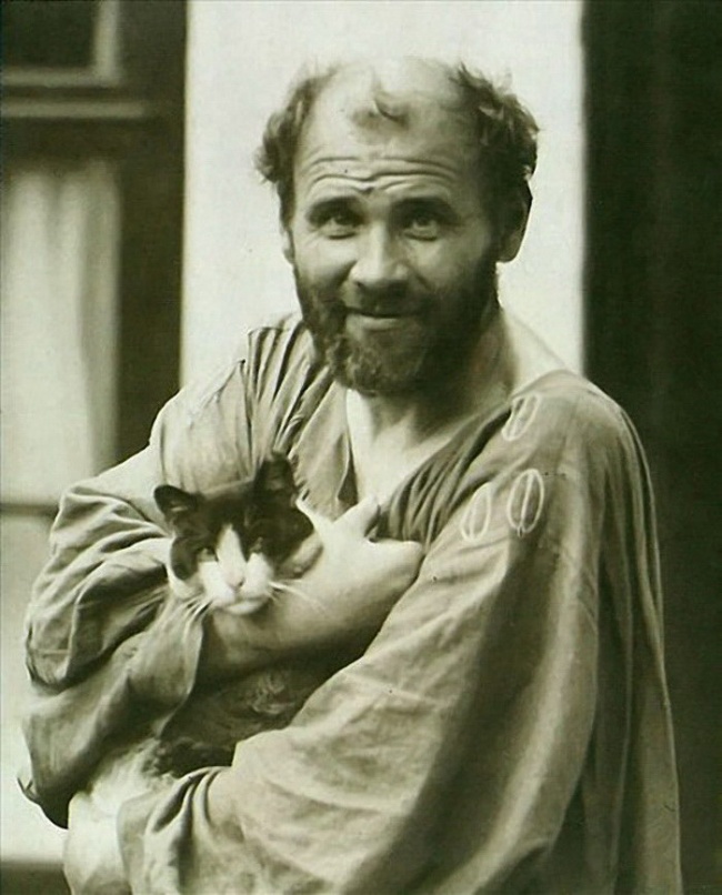 Познатиот австриски сликар Густав Климт со неговата мачка Кетци