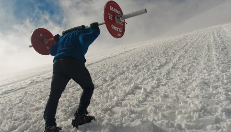 673713_sa-tegovima-na-elbrus04-foto-profimedia-rs_f