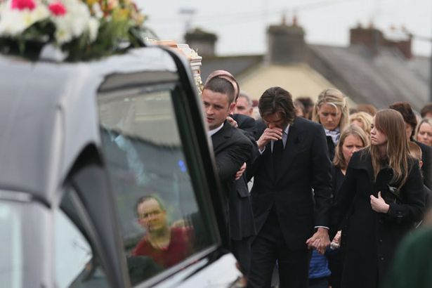 Jim-Carrey-joins-mourners-behind-the-coffin-of-ex-girlfriend-Cathriona-White-to-Our-Lady-of-Fatima-Church