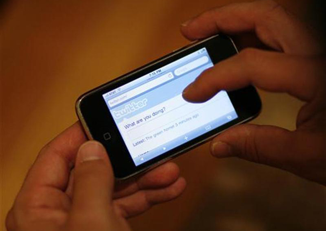 A Twitter page is displayed on an Apple iPhone in Los Angeles October 13, 2009. REUTERS/Mario Anzuoni/Files