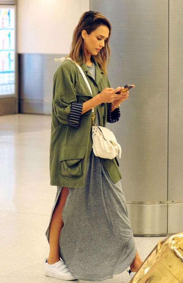 21.OCT.2015 - MIAMI - USA ACTRESS JESSICA ALBA SIGNS AUTOGRAPHS FOR FANS AND HAS A ROMANTIC MOMENT AT THE BAGGAGE CAROUSEL WITH HUSBAND CASH WARREN AS SHE ARRIVES AT MIAMI AIRPORT WITH SOME VERY GLITZY GOLD LUGGAGE!, Image: 263441140, License: Rights-managed, Restrictions: **UK CLIENTS MUST CALL PRIOR TO TV OR ONLINE USAGE PLEASE TELEPHONE  44 208 344 2007 ***, Model Release: no, Credit line: Profimedia, Xposurephotos