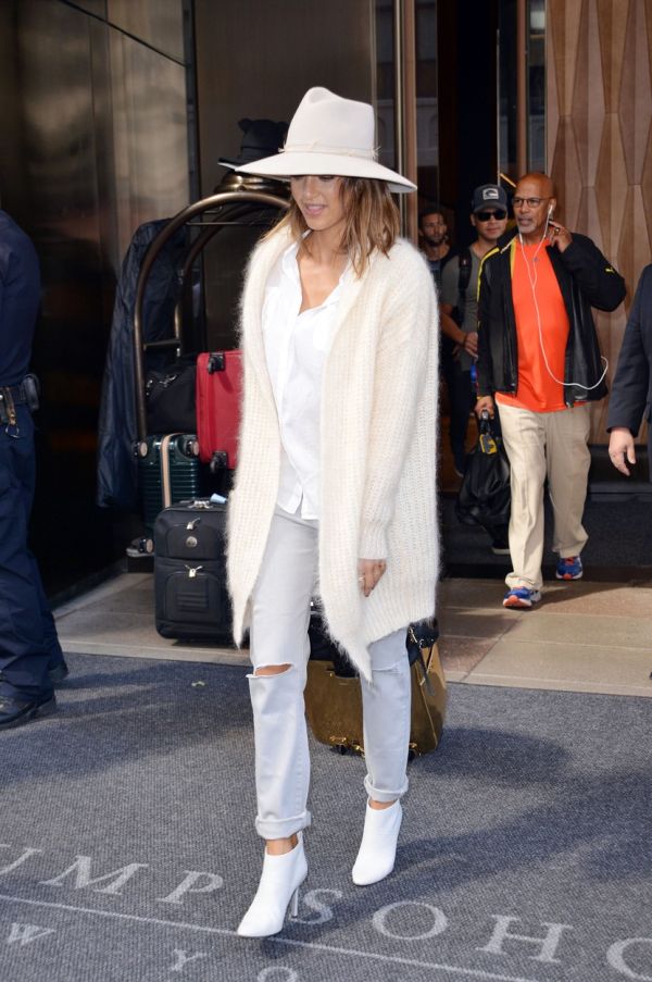 Sept. 16, 2015 - New York City, NY, USA - Jessica Alba leaves a downtown hotel on September 16 2015 in New York City, Image: 258914652, License: Rights-managed, Restrictions: , Model Release: no, Credit line: Profimedia, Zuma Press - Entertaiment