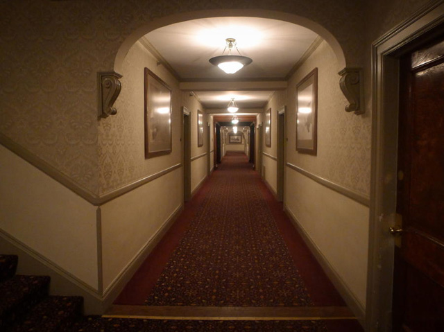 the-shining-hotel-hall