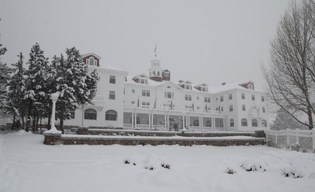 the-shining-hotel-snow