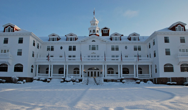 the-shining-hotel-snowy