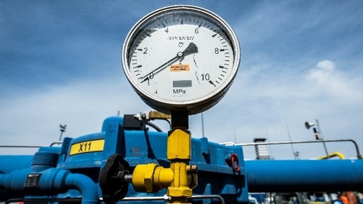 epaselect epa04380759 A pressure gauge at gas compressor station in the eastern Slovak town of Velke Kapusany, near the border with Ukraine, Slovakia, 02 September 2014. Ukrainian PM Yatsenyuk travelled to Slovakia to attend the opening of a gas pipeline that would send Russian gas back to Ukraine. The so-called reverse flow has been criticized by Russian energy giant Gazprom as a breach of existing contracts. The pipeline will transport some 10bcm of natural gas to Ukraine per year. EPA/FILIP SINGER