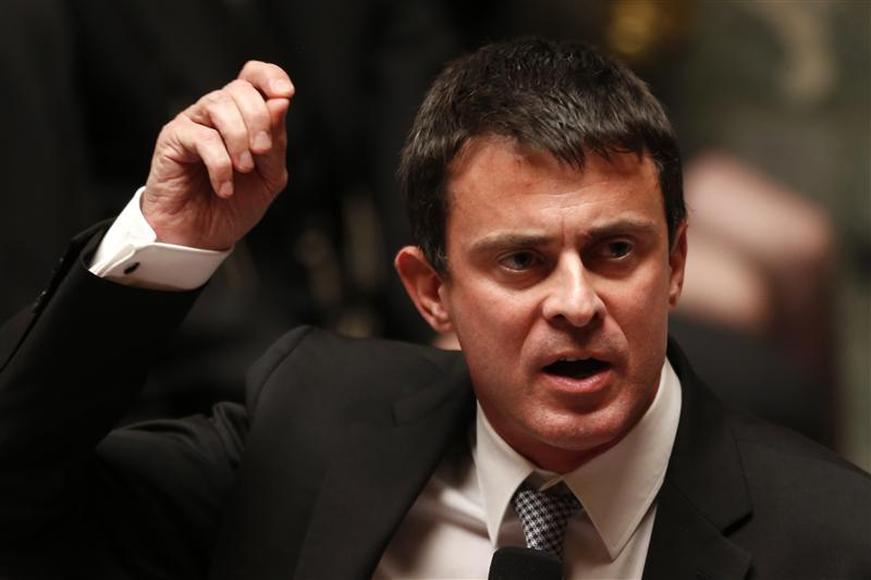 Le ministre de l'Intérieur, Manuel Valls, a annoncé vendredi la fin du système d'aide au retour visant à inciter notamment les Roms implantés en France à repartir dans leur pays d'origine, la Roumanie ou la Bulgarie. /Photo d'archives/REUTERS/Charles Platiau