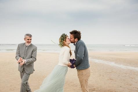 Lisa Gant and Alex Pelling (of 2people1life.com) enjoy their 41st wedding in the west of Ireland, in the stunning surrounds of The Lodge At Doonbeg, Co. Clare Ireland. Poppiesandme caputure the day, which was organised by Lindsay Moynagh of flyawaybride.com helped by a team of the best of Irish vendors upstylejunkie.com, cloudberrybakery.com, kerrymakeupartist.com, farrellandchase.com, wild.ie.