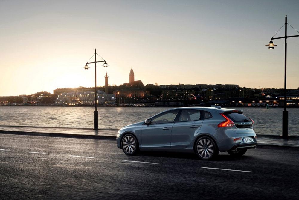 popup_202_volvo-v40-t4-momentum-location-78-rear-970x647-c[1]