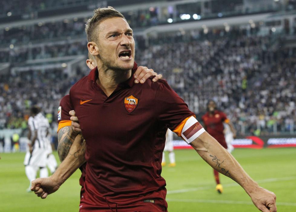 AS Roma's Francesco Totti celebrates after scoring against Juventus during their Italian Serie A soccer match at the Juventus stadium in Turin October 5, 2014.  REUTERS/Alessandro Garofalo (ITALY - Tags: SPORT SOCCER) - RTR490FP