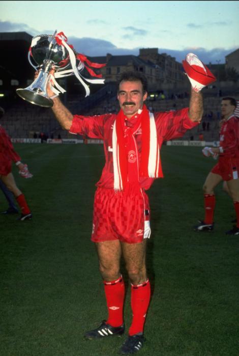 1989:  Willie Miller of Aberdeen proudly shows off the Skol Cup trophy after the final between Aberdeen and Rangers at Hampden Park in Glasgow, Scotland. Aberdeen won the match 2-1.  Mandatory Credit: Ben  Radford/Allsport