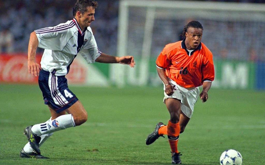 Football - 1998 FIFA World Cup - Second Round - Holland v Yugoslavia - Stade Municipal, Toulouse - 29/6/98 Mandatory Credit : Action Images / Nick Potts Hollands Edgar Davids tries to get away from Yugoslavia's Slavisa Jokanovic