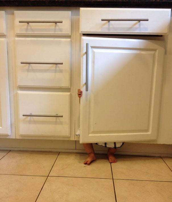 funny-kids-playing-hide-and-seek-66__605