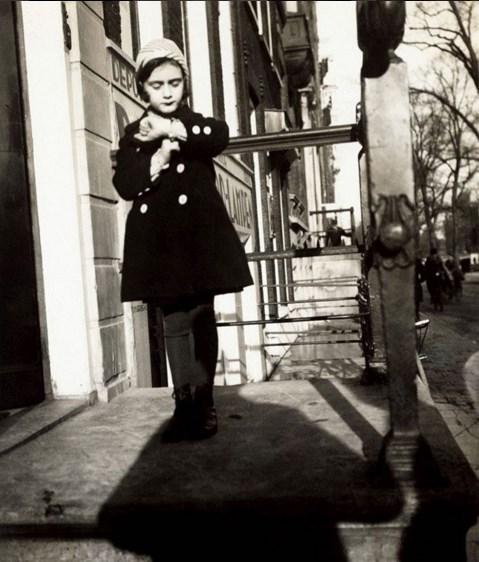 petgodisnata ana frank pred kanc na tatko i amsterdam 1934