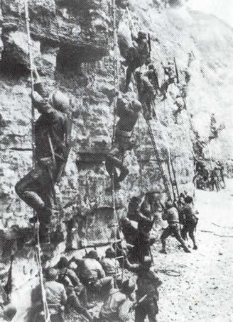 pointe_du_hoc_climbing-ladders[1]