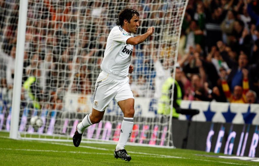 MADRID, SPAIN - OCTOBER 17: <> during the La Liga match between Real Madrid and Real Valladolid at Estadio Santiago Bernabeu on October 17, 2009 in Madrid, Spain. (Photo by Elisa Estrada/Real Madrid via Getty Images