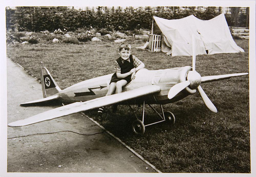 Таткото на Рајнер, во модел-авион направен од Евреите заробени во Аушвиц