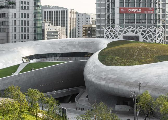 zaha-hadid-seoul-design-center-ddp_edmon-leong_dezeen_784_16_1459510445