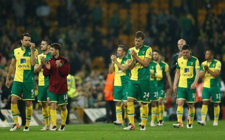 Britain Football Soccer - Norwich City v Watford - Barclays Premier League - Carrow Road - 11/5/16 Norwich players look dejected at the end of the match after being relegated from the Barclays Premier League Action Images via Reuters / John Sibley Livepic