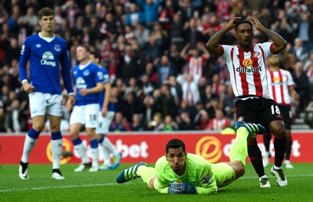 SUNDERLAND, ENGLAND - MAY 11: Joel Robles of Everton and Jermain Defoe of Sunderland watch a shot from Wahbi Khazri of Sunderland go wide during the Barclays Premier League match between Sunderland and Everton at the Stadium of Light on May 11, 2016 in Sunderland, England. (Photo by Stu Forster/Getty Images)