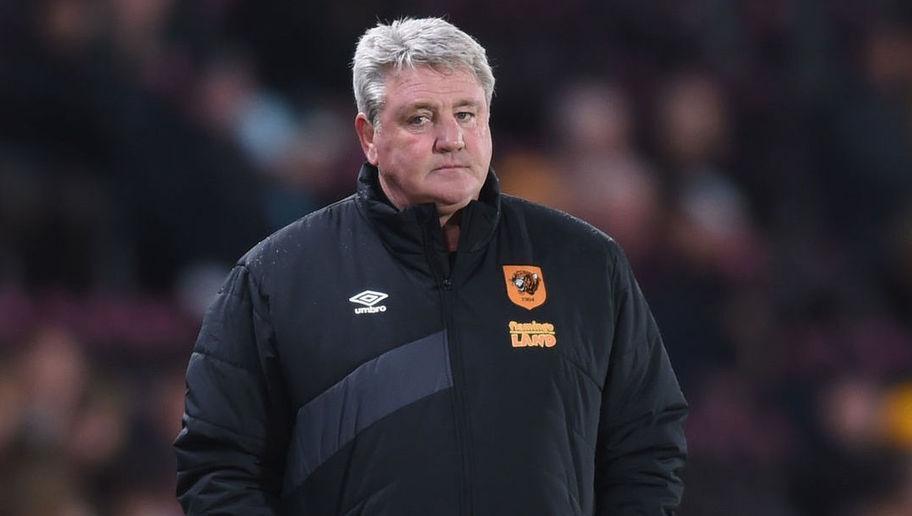 HULL, ENGLAND - APRIL 26: Hull manager Steve Bruce looks on during the Sky Bet Championship match between Hull City and Brentford on April 26, 2016 in Hull, England.  (Photo by Michael Regan/Getty Images)