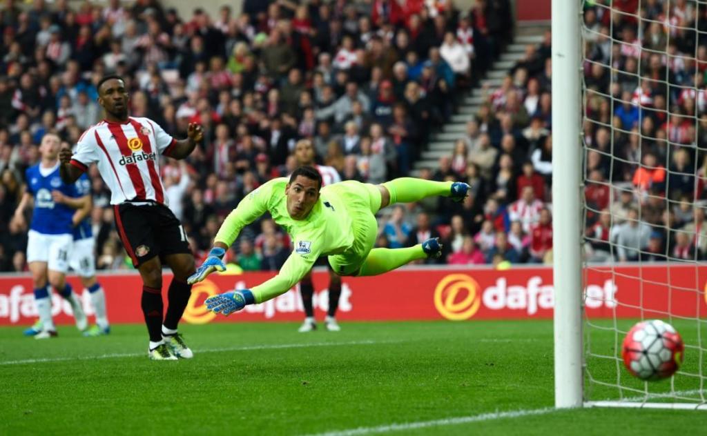 SUNDERLAND, ENGLAND - MAY 11: Joel Robles of Everton watches a shot from Wahbi Khazri of Sunderland go wide during the Barclays Premier League match between Sunderland and Everton at the Stadium of Light on May 11, 2016 in Sunderland, England. (Photo by Stu Forster/Getty Images)