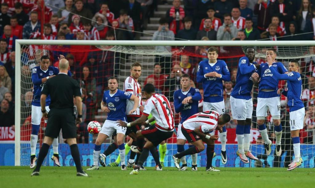 SUNDERLAND, ENGLAND - MAY 11: Patrick van Aanholt of Sunderland scores his team's opening goal with a free kick during the Barclays Premier League match between Sunderland and Everton at the Stadium of Light on May 11, 2016 in Sunderland, England. (Photo by Ian MacNicol/Getty Images)