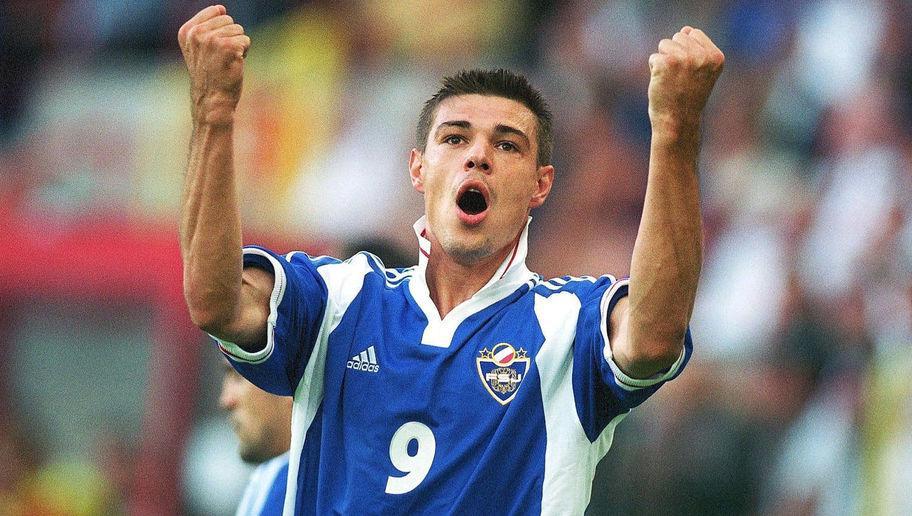 LUETTICH, BELGIUM - JUNE 18:  EM EURO 2000, Luettich; NORWEGEN - YUGOSLAWIEN (NOR - YUG) 0:1; JUBEL Savo MILOSEVIC/YUG  (Photo by Alexander Hassenstein/Bongarts/Getty Images)