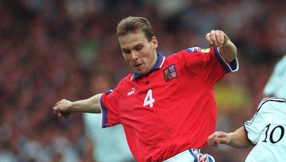 MANCHESTER, UNITED KINGDOM - JUNE 09:  EURO 1996, Manchester/ENG; DEUTSCHLAND - TSCHECHIEN (GER - CZE) 2:0; Pavel NEDVED/CZE, Thomas HAESSLER/GER  (Photo by Mark Sandten/Bongarts/Getty Images)