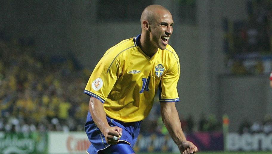 PORTO, PORTUGAL - JUNE 22:  Henrik Larsson of Sweden celebrates after scoring the equalising goal with a penalty during the UEFA Euro 2004, Group C match between Denmark and Sweden at the Bessa Sec Stadium on June 22, 2004 in Porto, Portugal. (Photo by Laurence Griffiths/Getty Images) *** Local Caption *** Henrik Larsson