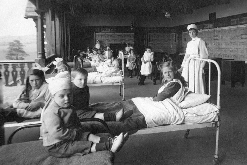 Children-on-a-hospital-balcony-Rochdale-c.1905