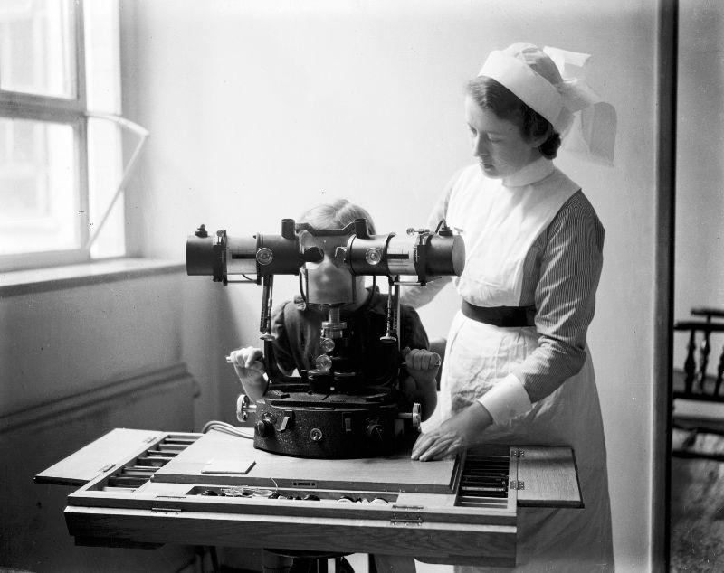 Orthoptoscope-on-a-young-child-to-cure-her-squint-at-Moorfields-eye-hospital-1935-PA-5805713