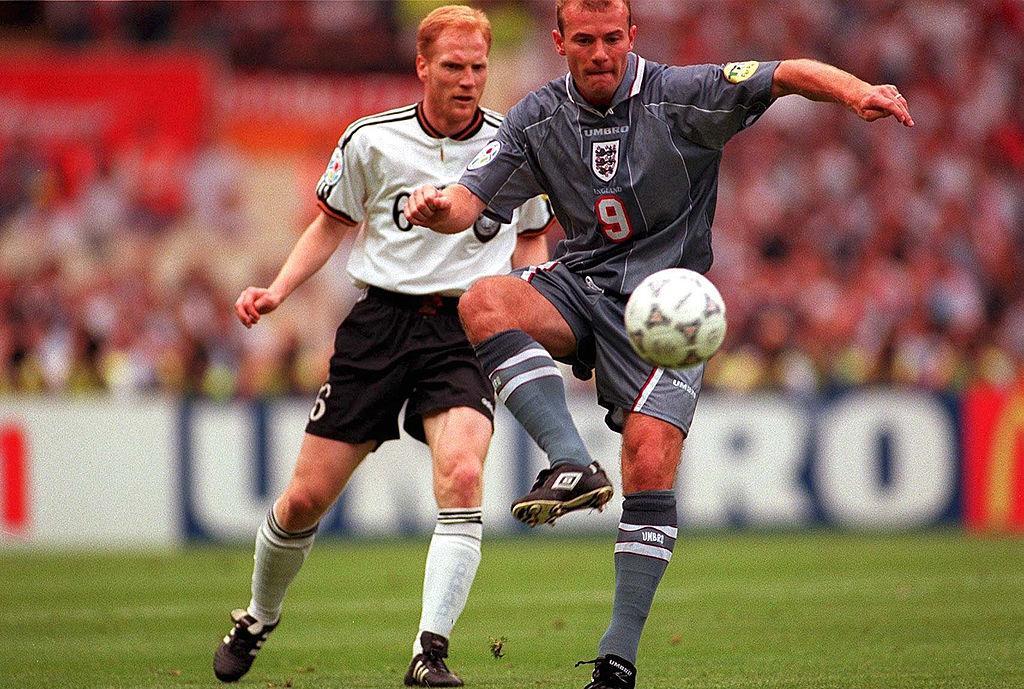 UNITED KINGDOM - JUNE 26:  EURO 1996 Halbfinale GER - ENG n.E. 7:6 London; Matthias SAMMER/Deutschland, Alan SHEARER/England  (Photo by Lutz Bongarts/Bongarts/Getty Images)