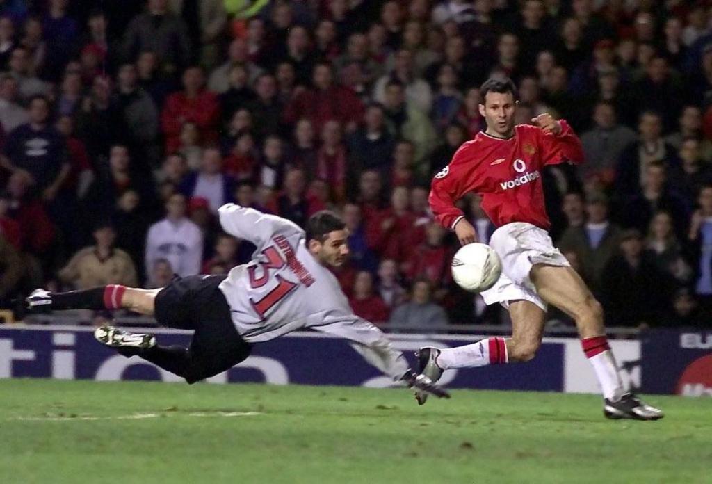 Manchester United's Ryan Giggs steers the ball passed the Olympiakos keeper to score his sides second during the UEFA Champions League Group G match at Old Trafford, Manchester, Tuesday 23rd October 2001. Running on PA Wire and pasportsphotos.press.net *EDI* PA Photo: Phil Noble. THIS PICTURE CAN ONLY BE USED WITHIN THE CONTEXT OF AN EDITORIAL FEATURE. NO WEBSITE/INTERNET USE OF PREMIERSHIP MATERIAL UNLESS SITE IS REGISTERED WITH FOOTBALL ASSOCIATION PREMIER LEAGUE