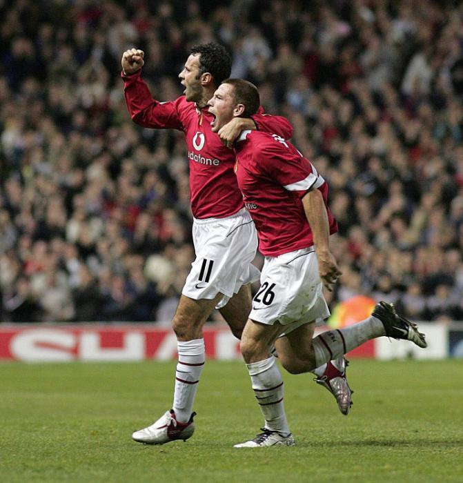 Manchester United's Ryan Giggs (L) celebrates his goal against Benfica with Phil Bardsley during the UEFA Champions League match at Old Trafford, Manchester, Tuesday September 27, 2005. PRESS ASSOCIATION Photo. Photo credit should read: Martin Rickett/PA. THIS PICTURE CAN ONLY BE USED WITHIN THE CONTEXT OF AN EDITORIAL FEATURE. NO WEBSITE/INTERNET USE UNLESS SITE IS REGISTERED WITH FOOTBALL ASSOCIATION PREMIER LEAGUE.