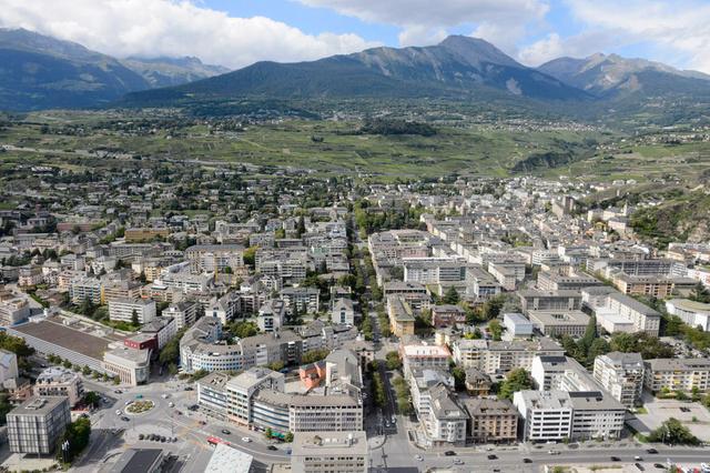 Vue aerienne des batiments du centre ville de Sion ce samedi 23 aout 2014 a Sion. (KEYSTONE/Laurent Gillieron)