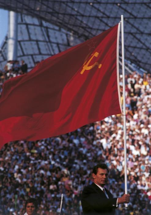 USSR flag at the opening ceremony of the XX Olympiad. Munich, 1972. (Photo by Guido Cegani;Mario De Biasi;Sergio Del Grande;Giorgio Lotti;Walter Mori;Giuseppe Pino/Mondadori Portfolio via Getty Images)