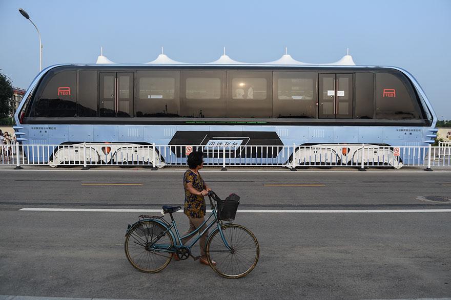 transit-elevated-bus-first-test-ride-qinhuangdao-china-4[1]