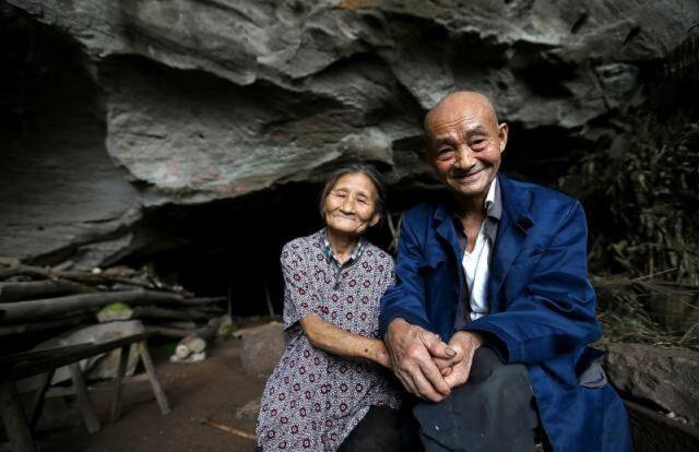 11941621_elderly-chinese-couple-has-lived-in-a-cave_aeac90f7_m[1]